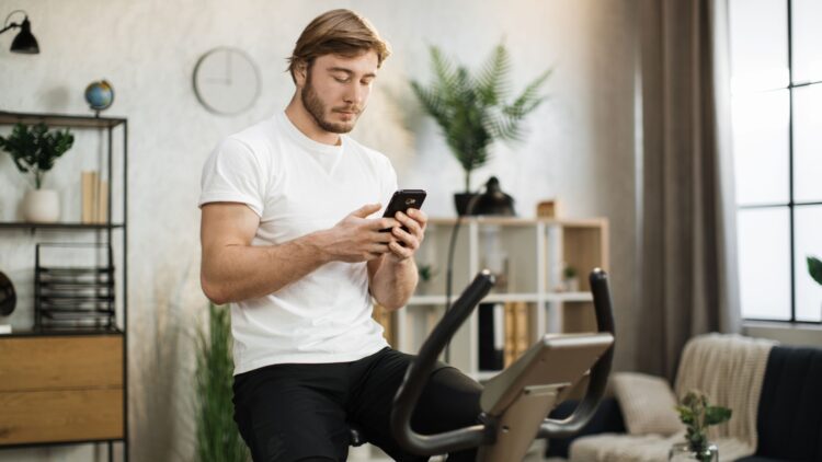 Confirmado por Harvard: estos son los minutos exactos que debes pedalear en bici estática para quemar 300 calorías 1 Estos son los minutos exactos que debes pedalear en bici estática