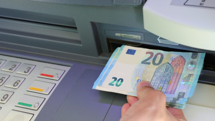 Este es el máximo de dinero en efectivo que se podrá sacar en mayo de los cajeros automáticos. Depende de cada banco 1 Máximo de dinero en efectivo que se podrá sacar en mayo de los cajeros automáticos