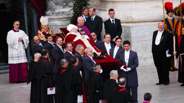 Quién fue Ali Agca: el radical que fue perdonado por el mismo papa al que intentó matar un 13 de mayo 1 Fue perdonado por el mismo papa al que intentó matar un 13 de mayo
