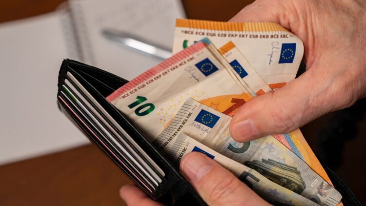 Este banco se ha adelantado a todos: hoy mismo sus clientes recibirán el pago del paro 1 Hoy mismo sus clientes recibirán el pago del paro