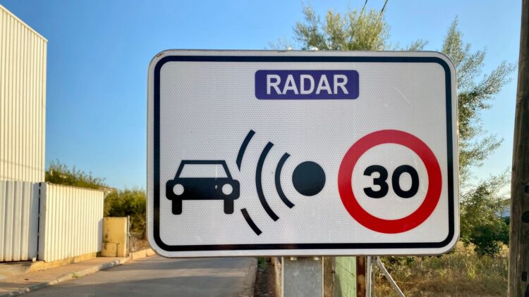 Confirmado: estos nuevos radares de la DGT se camuflan en cualquier rincón y multan sin que te des cuenta 1 Estos nuevos radares de la DGT se camuflan en cualquier rincón