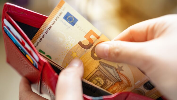 Si haces estos cursos gratuitos, el SEPE te dará 600 euros: así puedes apuntarte 1 Si haces estos cursos gratuitos, el SEPE te dará 600 euros