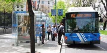 ¿Ceder el paso al autobús que está en la parada?