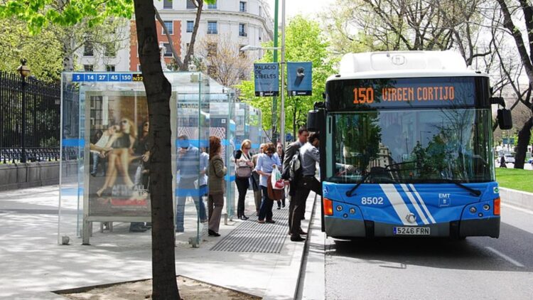 ¿Ceder el paso al autobús que está en la parada?