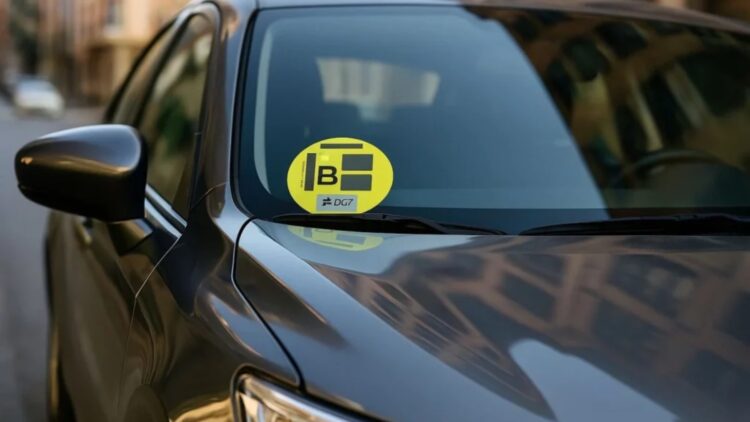 Es oficial: los coches con etiqueta B de la DGT tendrán más restricciones aún a partir del 1 de enero de 2026 1 Los coches con etiqueta B de la DGT tendrán más restricciones