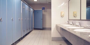 La mejor forma de cuidar tu salud cuando visites baños públicos