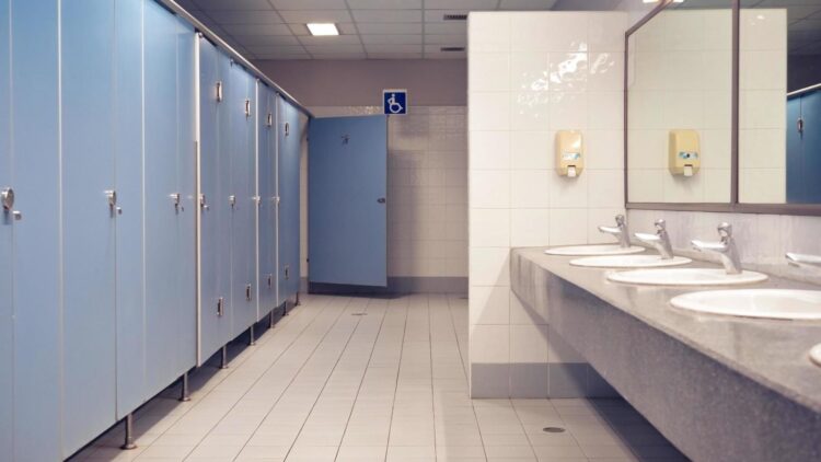 Confirmado por expertos: esta es la mejor forma de cuidar tu salud cuando visites baños públicos 1 La mejor forma de cuidar tu salud cuando visites baños públicos