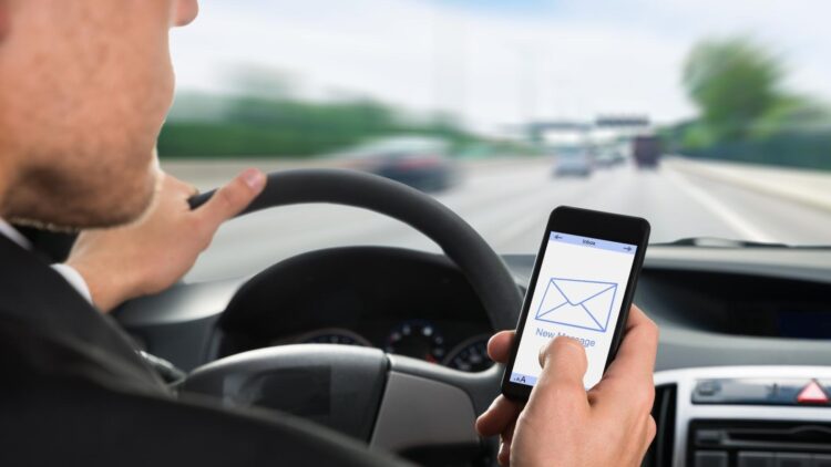 Aviso urgente de la DGT: evita estos gestos al volante