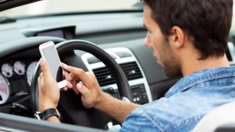 Es oficial: este es el gesto que más multa la DGT y esta es la razón por la que seguirá persiguiéndolo al volante 1 Es oficial: este es el gesto que más multa la DGT