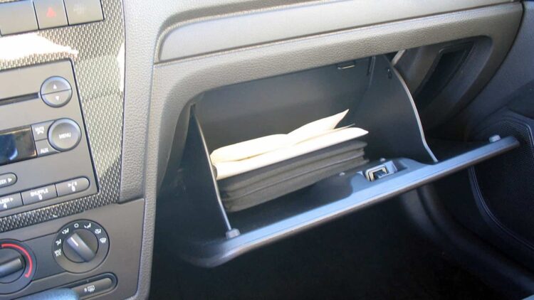 Ni papeles ni llaves: la Guardia Civil confirma que llevar esto en la guantera puede terminar en disgusto gordo 1 Llevar esto en la guantera puede terminar en disgusto