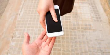 Hacer esto con tu móvil es como regalar las llaves de tu vida