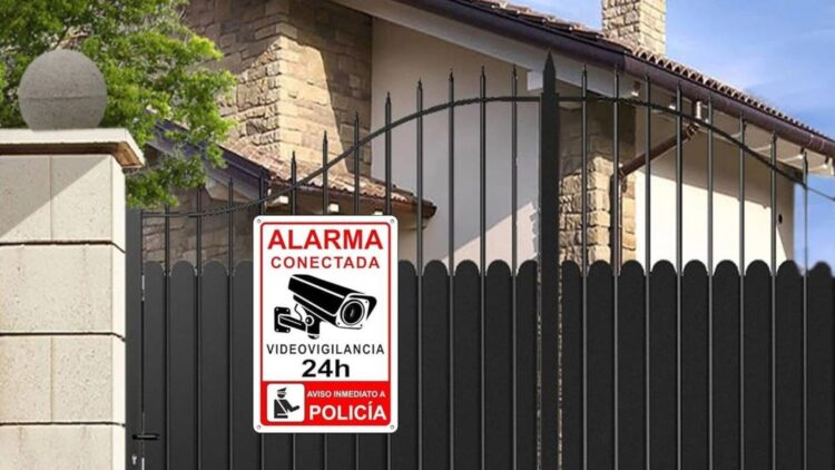 Ni disuasoria ni inocente: este es el multón que te puede caer por poner esta pegatina en casa sin contrato 1 El multón que te puede caer por poner esta pegatina en casa