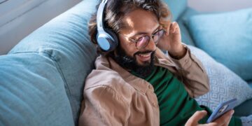 Escuchar música en cualquier app con la pantalla apagada