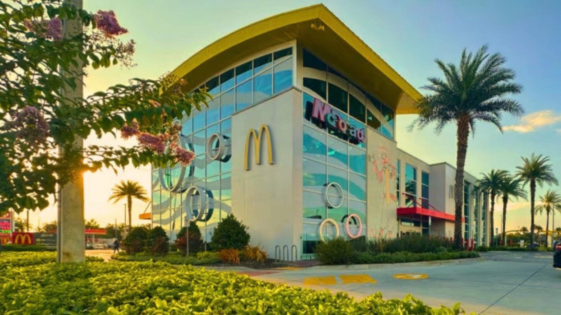 It's not just burgers—inside the world's largest McDonald's in Florida, you'll find a secret menu featuring pizza, omelets, pasta, and a giant arcade that no one expects 1 It's not just burgers—inside the world's largest McDonald's in Florida, you'll find a secret menu featuring pizza, omelets, pasta, and a giant arcade that no one expects
