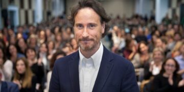 Víctor Küppers, expert in positive psychology: “We all know that person who is always looking out for others, who lives in service mode, and that is something very simple but very significant”