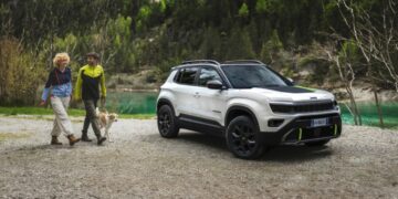 Confirmed—the Jeep Avenger is the new king of compact SUVs in Europe thanks to its unstoppable success, its full range of powertrains (gasoline, electric, hybrid, and 4xe), and its unmistakable style