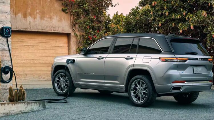 Bad news if you own a Stellantis or Jeep—91,000 Grand Cherokee PHEV SUVs are being urgently recalled after a software error was discovered that increases the risk of accidents.