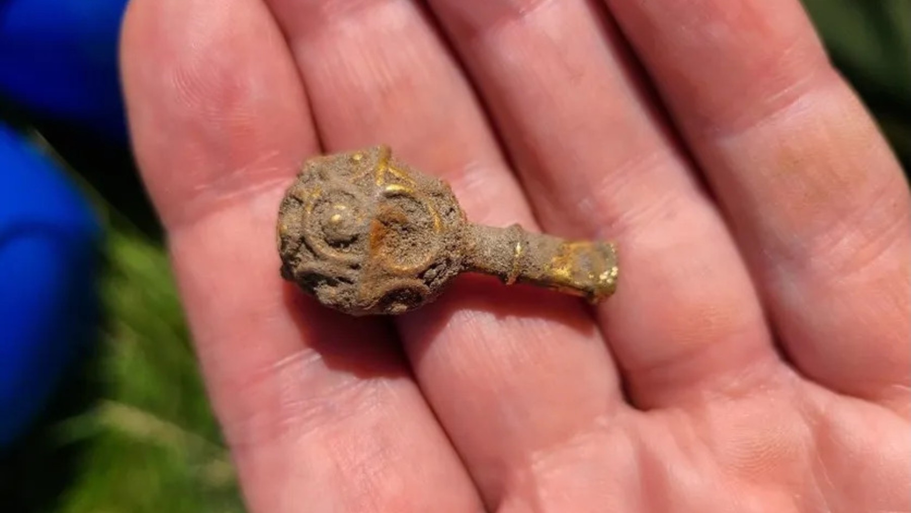 Confirmed—Newcastle archaeology student finds mysterious medieval gold object on his first dig in Northumberland 1 Confirmed—Newcastle archaeology student finds mysterious medieval gold object on his first dig in Northumberland