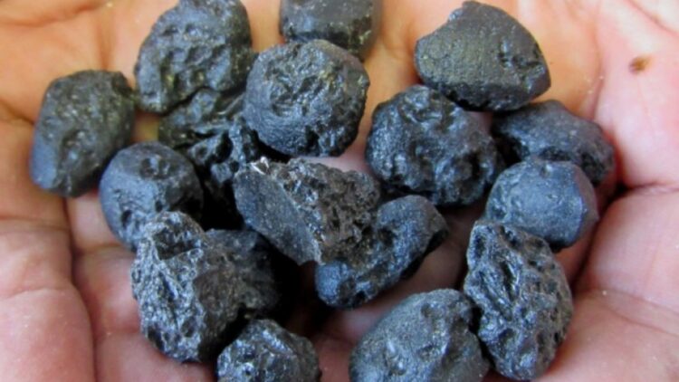 Neither volcano nor chance—the chemistry of the ananguitas rules out a terrestrial origin and points to a cosmic impact in the Pacific