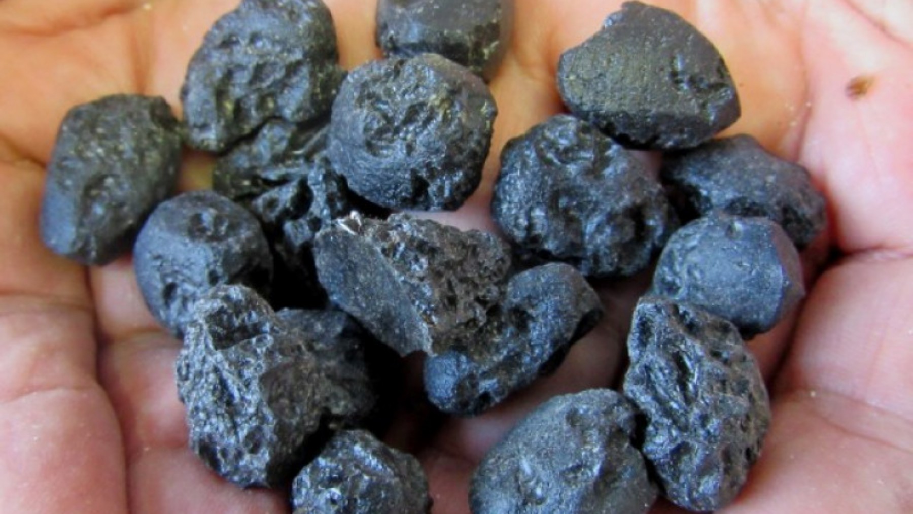 Neither volcano nor chance—the chemistry of the ananguitas rules out a terrestrial origin and points to a cosmic impact in the Pacific