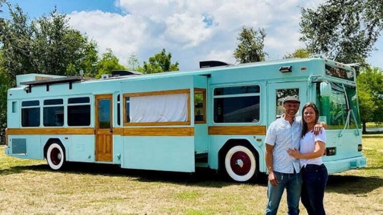 From bus to home—designer interiors, recycled wood, and solar power in North America's new “skoolies” 1 From bus to home—designer interiors, recycled wood, and solar power in North America's new “skoolies”