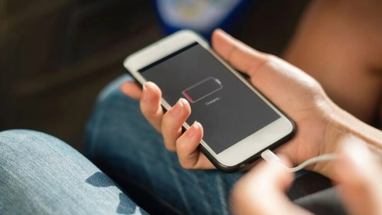 Confirmed—this simple gesture speeds up mobile charging without damaging your phone—and almost no one uses it 1 Confirmed—this simple gesture speeds up mobile charging without damaging your phone—and almost no one uses it