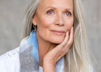 Say goodbye to harsh lines—the lack of blending is one of the most aging mistakes—and this natural light trick fixes it instantly