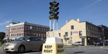 It's official—these nearly century-old dummy lights are the oldest traffic lights in the country, and they're still operating in New York City, confusing drivers 12 It's official—these nearly century-old dummy lights are the oldest traffic lights in the country, and they're still operating in New York City, confusing drivers