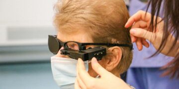 Scientists help partially blind patients see again thanks to a wireless eye implant 23 Scientists help partially blind patients see again thanks to a wireless eye implant