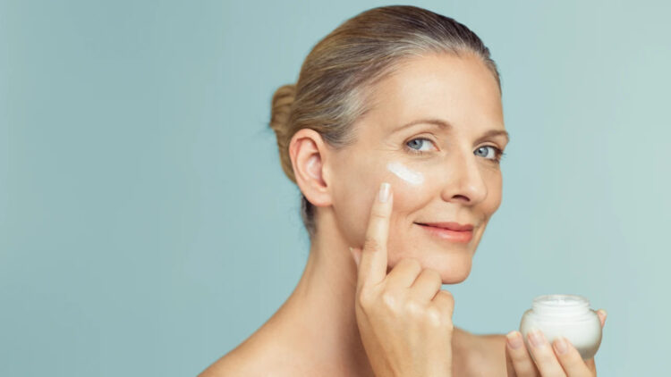The trick used by celebrities over 50 to achieve fresh, radiant skin without excessive makeup