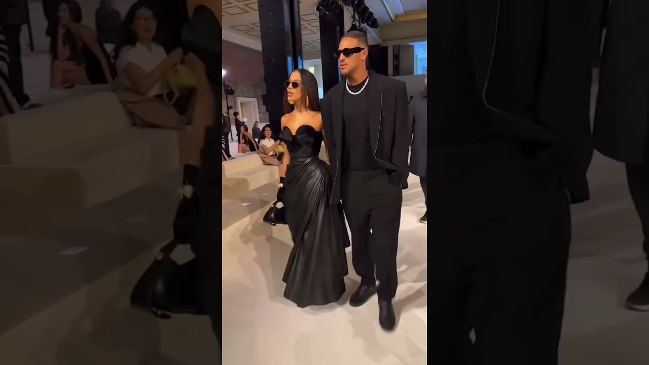 Anitta e o jogador Vinícius Souza chegando no desfile da Balmain, na Paris Fashion Week.