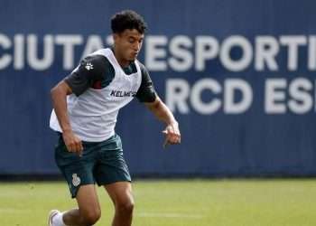 lateral derecho espanyol omar el hilali aleix vidal valencia cf