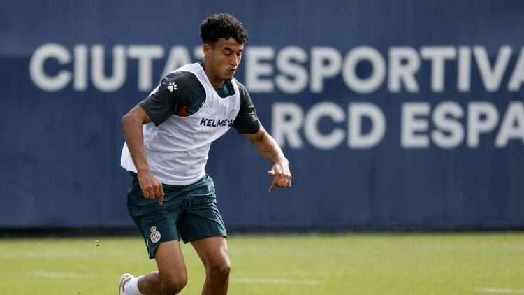 lateral derecho espanyol omar el hilali aleix vidal valencia cf