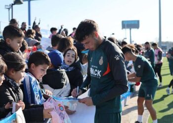 Puado firma autógrafos