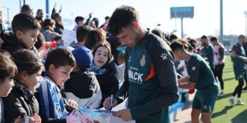 Puado firma autógrafos