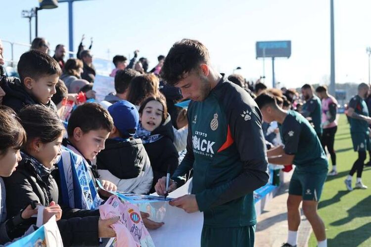 Puado firma autógrafos