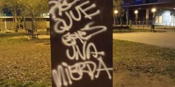 placa conmemorativa sarria pintada