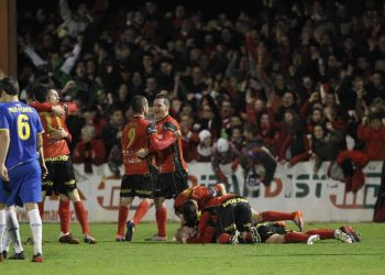 Los jugadores del CD Mirandés celebran la victoria contra el Espanyol en los cuartos de final de la Copa del Rey 2011-12