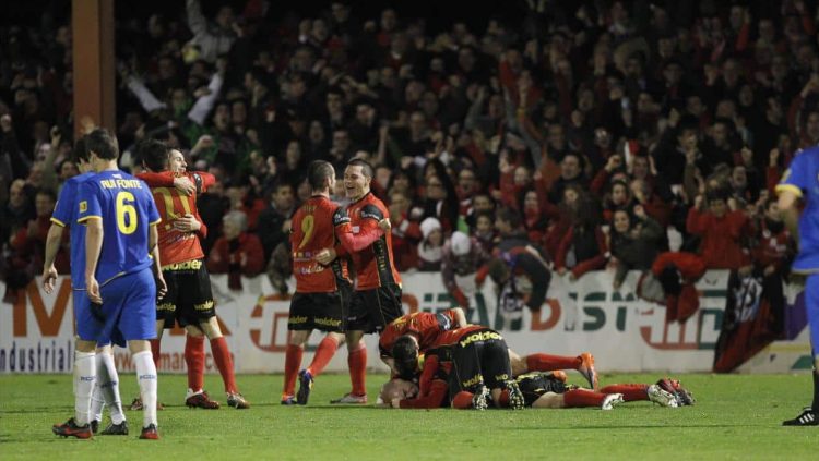 Los jugadores del CD Mirandés celebran la victoria contra el Espanyol en los cuartos de final de la Copa del Rey 2011-12