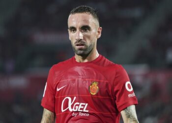 MALLORCA, SPAIN - AUGUST 18: Sergi Darder of RCD Mallorca looks on during the LaLiga EA Sports match between RCD Mallorca and Villarreal CF at Estadi de Son Moix on August 18, 2023 in Mallorca, Spain. (Photo by Rafa Babot/Getty Images)