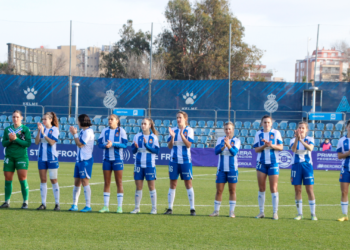 Las jugadoras saludan antes del pase de manos con el Alba Fundación FEM. Fotografía: @mongay_photography
