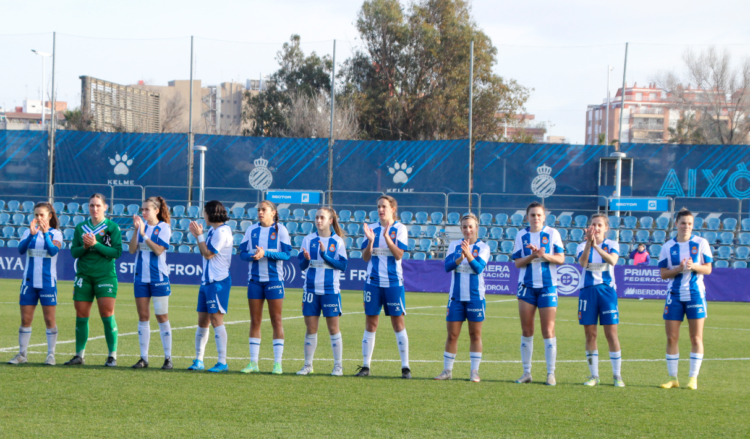 Las jugadoras saludan antes del pase de manos con el Alba Fundación FEM. Fotografía: @mongay_photography