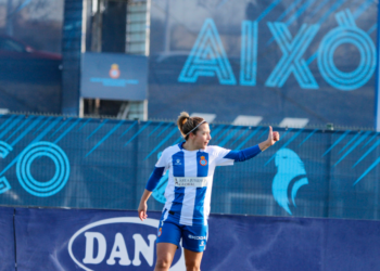 Judit Pablos saludando a una compañera tras una acción del juego. Fotografía: @mongay_photography