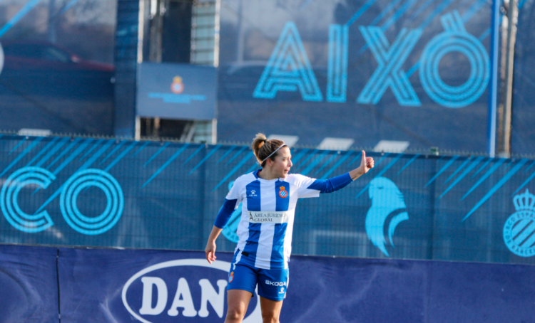 Judit Pablos saludando a una compañera tras una acción del juego. Fotografía: @mongay_photography