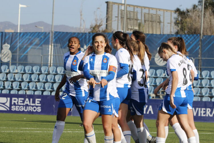 Carol Marin celebra el primer gol conseguido ante el Alba Fundación Fem. Fotografía de @mongay_photography