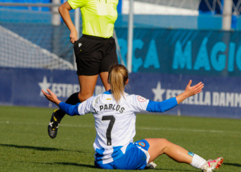 Judit Pablos se lamenta en una acción de un partido. Fotografía: @mongay_photography
