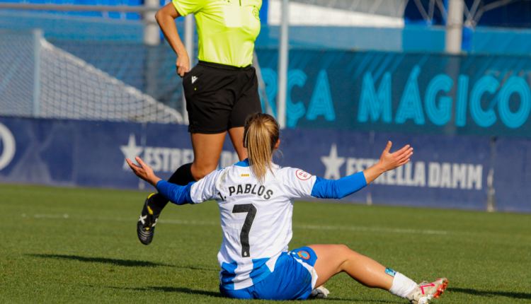 Judit Pablos se lamenta en una acción de un partido. Fotografía: @mongay_photography