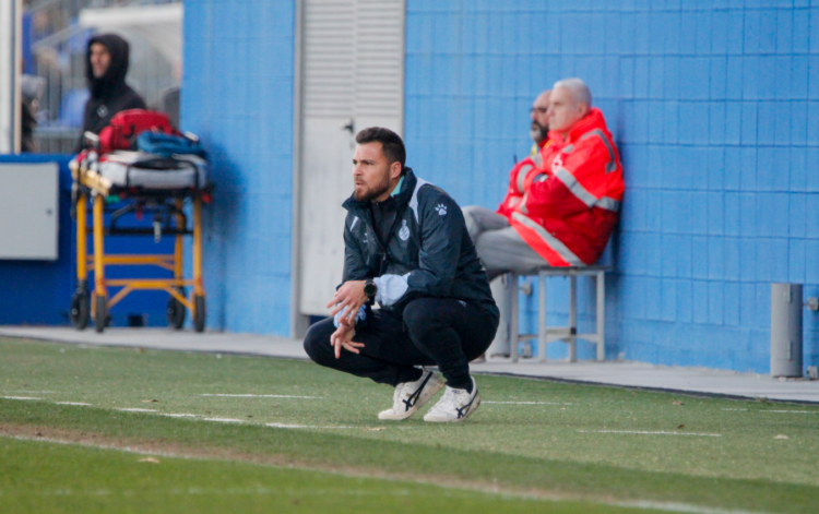 Javi Chica muy atento durante un partido del Juvenil A. Fotografía: @mongay_photography