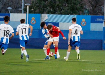 J.L Català forcejea una pelota contra un rival del Atlético Saguntino | @mongay_photography