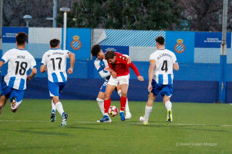 J.L Català forcejea una pelota contra un rival del Atlético Saguntino | @mongay_photography